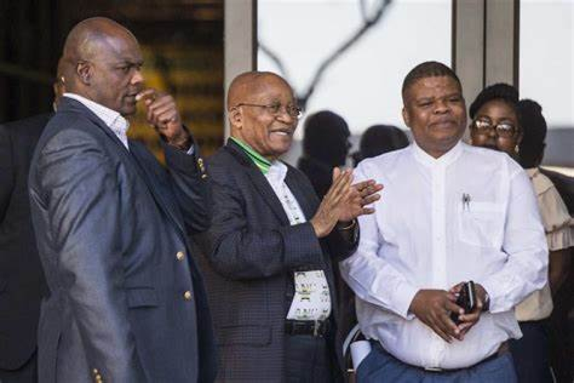 L'ANC en Afrique du Sud chute à 37% d'après les sondages 